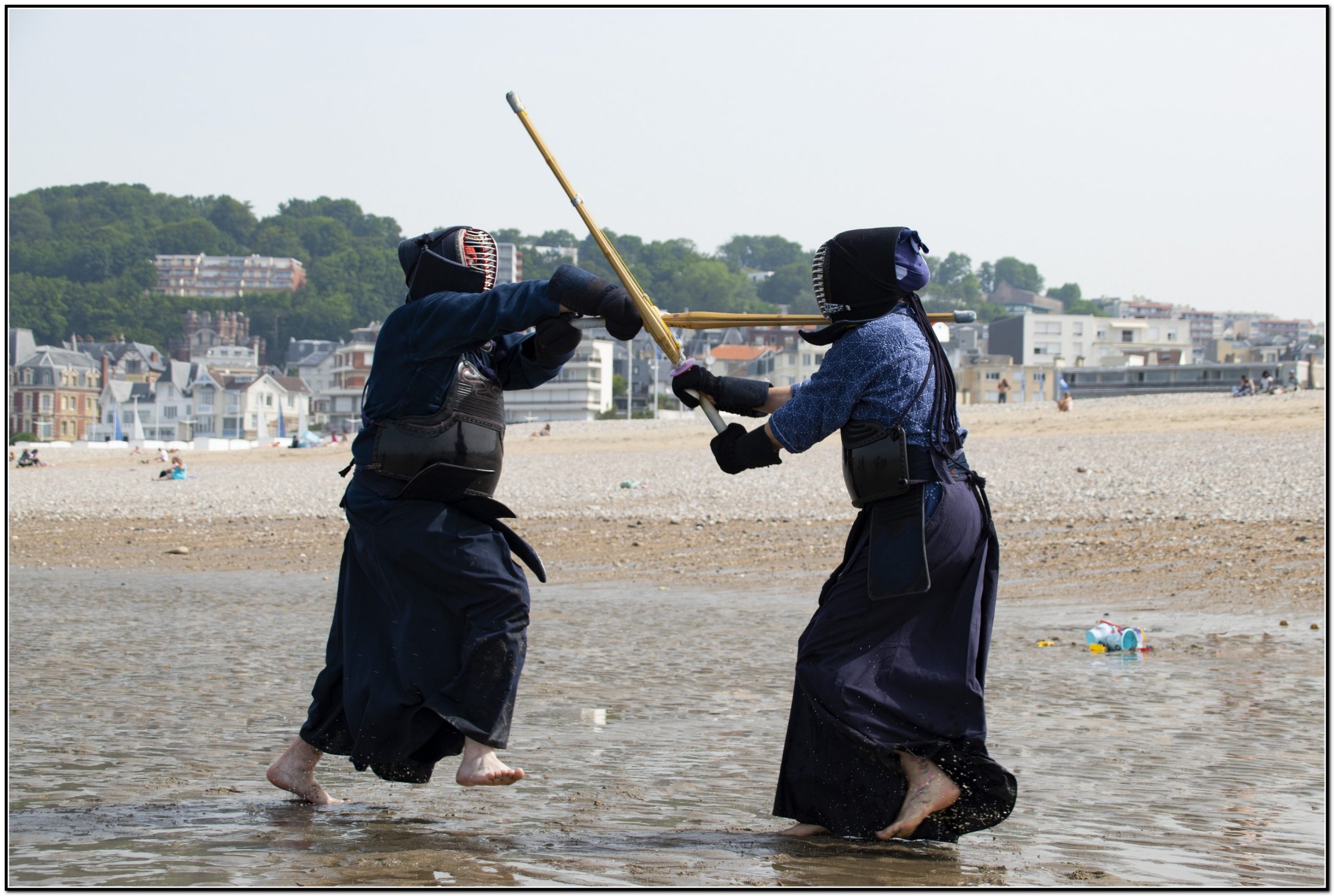Face-à-face de deux kendoka du club de Montivilliers les pieds dans l'eau, plage du Havre