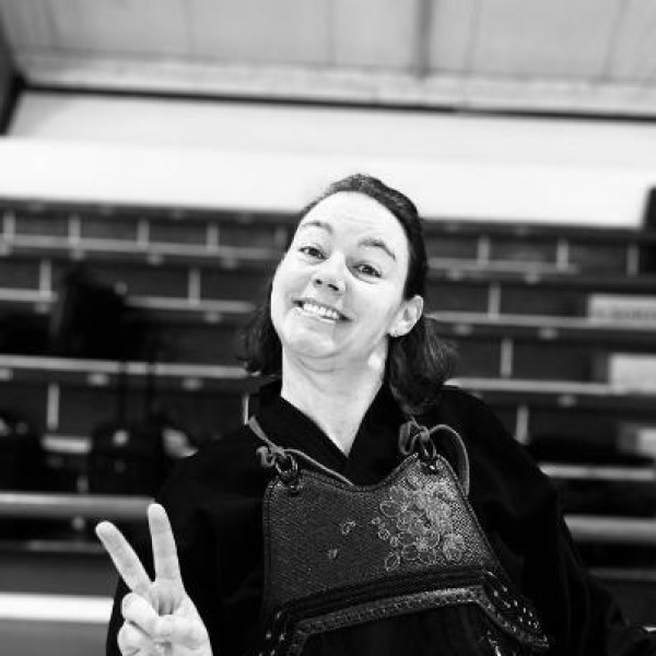 Christine Debraize, enseignante CFEB 3e dan au Kendo Club de Montivilliers, en armure de kendo dans le dojo