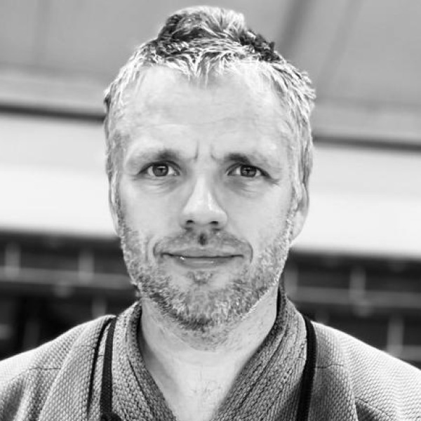 Jocelyn Michel, enseignant CFEB 2e dan au Kendo Club de Montivilliers, en tenue de kendo et plastron dans le dojo