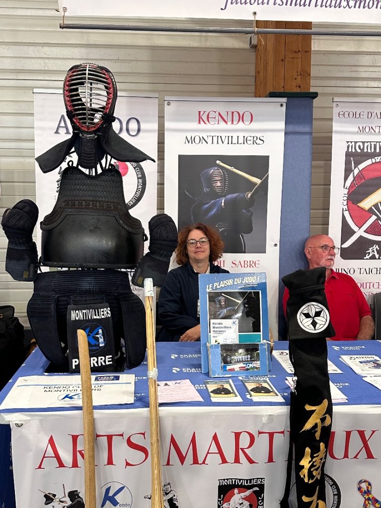 Armure de kendo (bogu), shinai et documentation du Kendo Club de Montivilliers sur le stand du forum des associations 2026