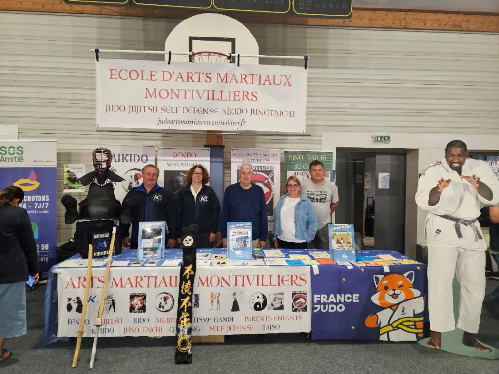 Le stand de l’École d’Arts Martiaux de Montivilliers au forum des associations 2026 : armure de kendo, shinai et bénévoles du club derrière la table