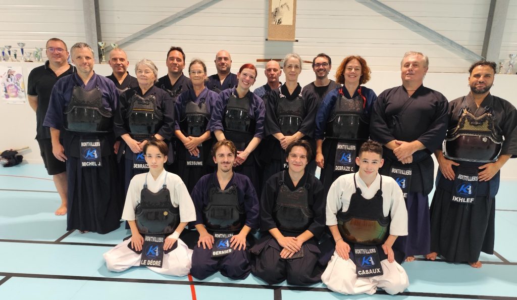 Les membres du Kendo Club de Montivilliers réunis au dojo pour la reprise des cours de la saison 2026-2027, le mardi 1er septembre 2026, en armure et en tenue de kendo
