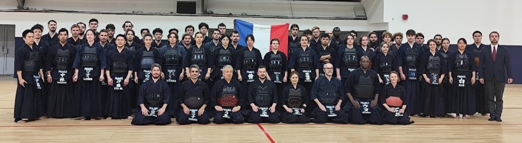 Photo de groupe du stage de détection du groupe France de kendo à Eaubonne, kendoka en armure devant le drapeau français
