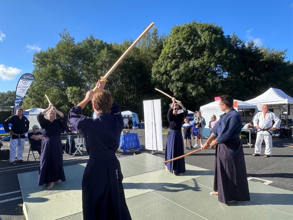 Démonstration de suburi par les kendoka du Kendo Club de Montivilliers à Vitalsport