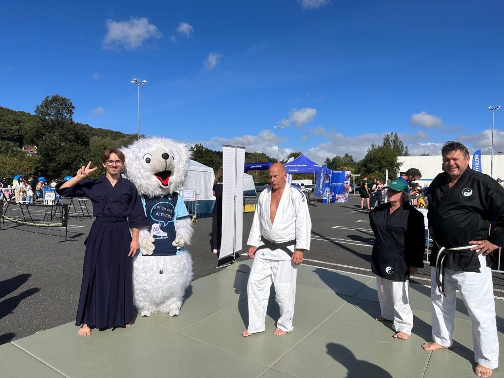 Les clubs d'arts martiaux de Montivilliers réunis à Vitalsport : kendo, judo, aïkido et taichi, avec la mascotte Decathlon