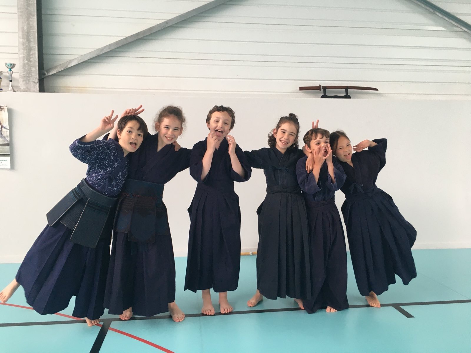 Groupe de jeunes du club de Montivilliers en tenue de kendo après l'entraînement