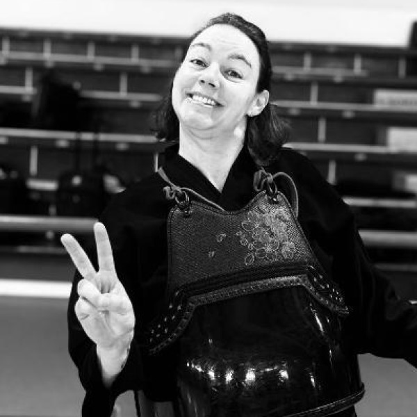 Christine Debraize, enseignante CFEB 3e dan au Kendo Club de Montivilliers, en armure de kendo, faisant le V de la victoire