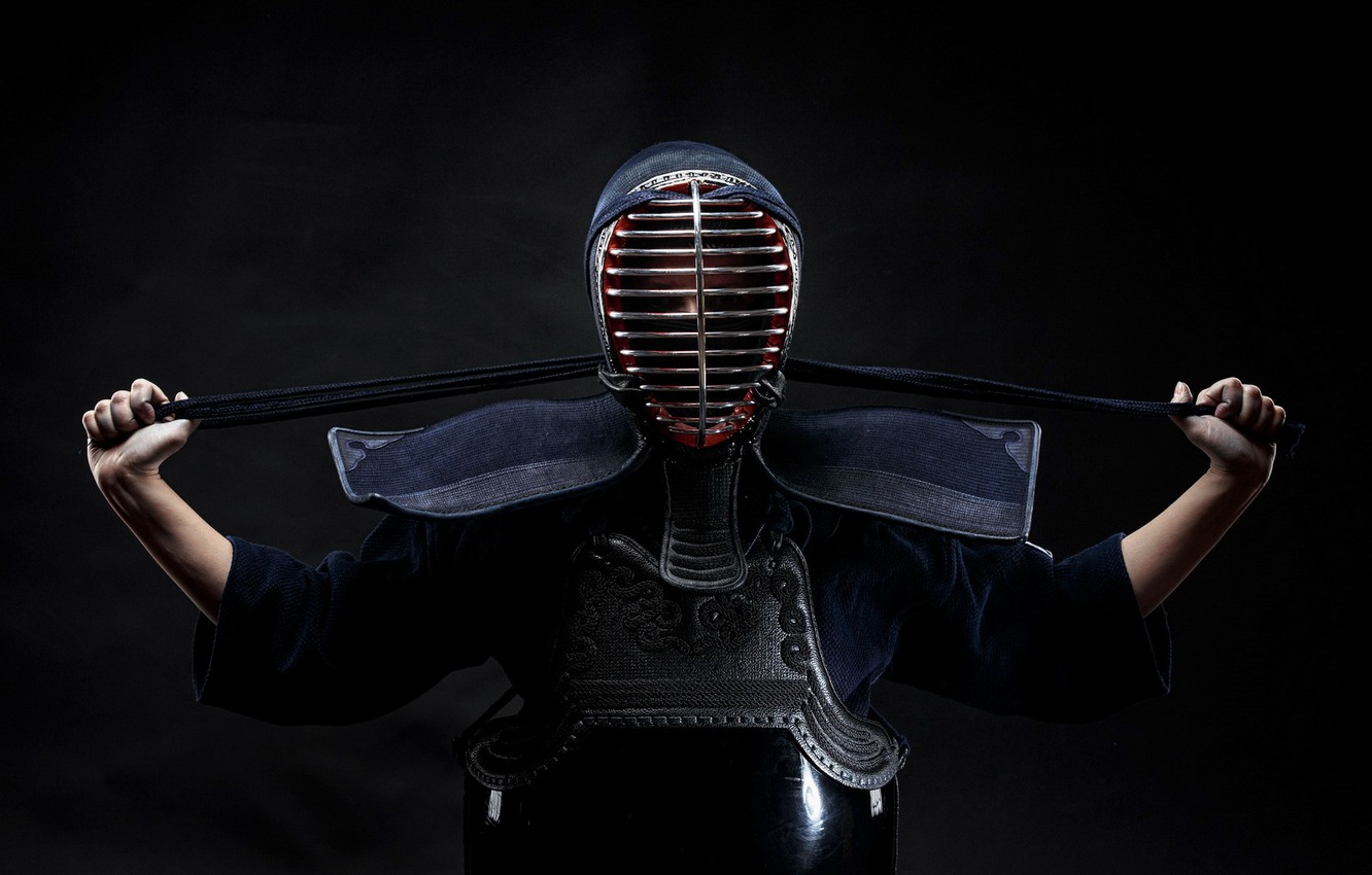 Kendoka en armure, sabre de bambou posé sur les épaules, sur fond noir