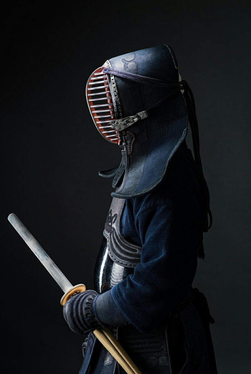 Silhouette d'un kendoka tenant son sabre, dans la pénombre
