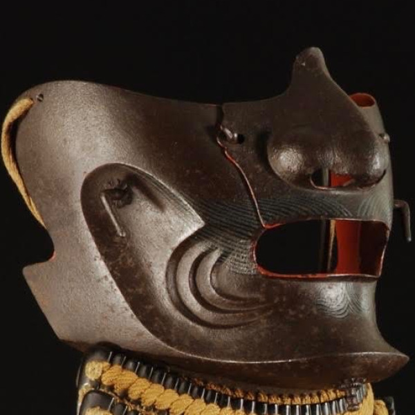 Menpō, masque facial d’une armure de samouraï, avec son protège-gorge à lacets, illustrant le cours d’iaido du Kendo Club de Montivilliers